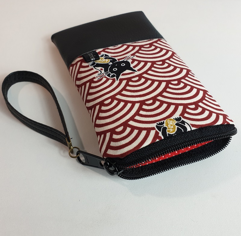 Smartphone sleeve - zipper closure - Maneki cat white red - black faux leather