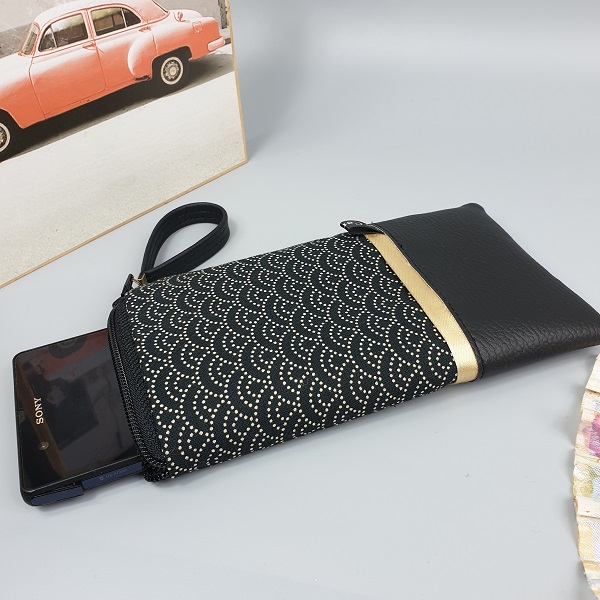 Smartphone sleeve - zipper closure - Nami Black white gold - black faux leather