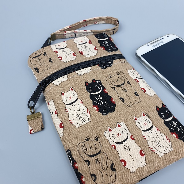 Etui smartphone sur mesure - 2 poches zippées - Maneki marron chats blancs & noirs