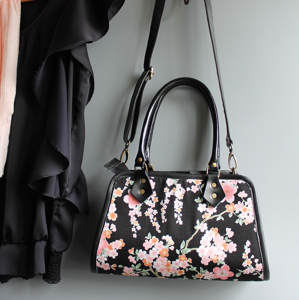 Cross body - hand bag - zipper closure - Ayami black pink - black faux leather